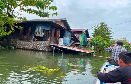 ဓာတ်ပုံ - (ကျိုက်မရောမြို့နယ်အတွင်း ရေကြီးနစ်မြုပ်နေသည့် မြင်ကွင်းတစ်ခု။ / CJ)
