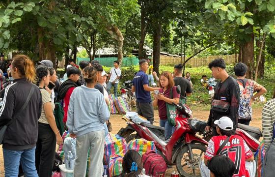 ဓာတ်ပုံ - (ဘန်ကောက်သို့ သွားရောက် အလုပ်လုပ်ကိုက်ကြမည့် ကရင်နီစစ်ရှောင်လူငယ်များ / Refugee man)