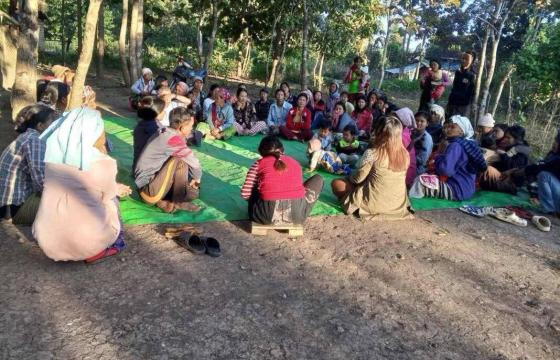 ဒီးမော့ဆိုမြို့နယ် အနောက်ဘက်ခြမ်း တစ်နေရာမှ စစ်ဘေးရှောင် ပြည်သူများကို တွေ့ရစဉ်။ - ပုံဟောင်း / Crd