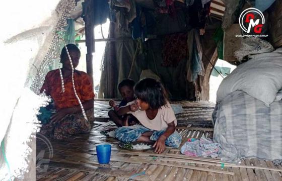 စစ်တွေမြို့နယ်၊ ဘာဆာ မူဆလင်ကျေးရွာမှ မိသားစုတစ်စုကို ၂၀၂၃ ခုနှစ်အတွင်း တွေ့ရစဉ် / DMG