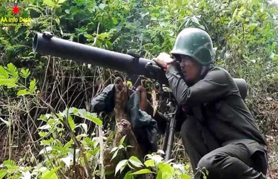 မောင်တော နခခ (၅) စခန်းသိမ်းတိုက်ပွဲအတွင်း တွေ့ရသော AA တပ်ဖွဲ့ဝင်တစ်ဦး။ / AA Info Desk