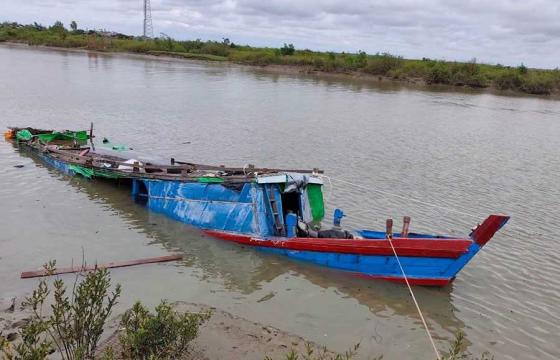 Wai Hun Aung (Facebook) / ဇွန်လ ၁၅ ရက်က ရသေ့တောင်မြို့နယ်မှ ကျောက်တော်မြို့သို့ လာသော စက်လှေတစ်စီး တိမ်းမှောက်ကာ ရေနစ်မြုပ်နေသည်ကို တွေ့ရစဉ်။
