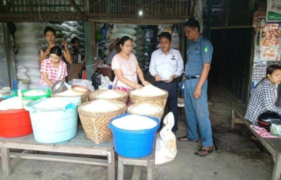 လက်လီဆန်ဆိုင်တစ်ဆိုင်တွင် ဆန်များ ရောင်းချရန် ပြင်ဆင်ထားစဉ်။ / MOI