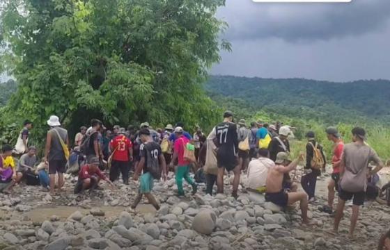 ဓာတ်ပုံ - ကလေးမြို့တွင် စက်တင်ဘာလ ၆ ရက်နေ့က ရေစီးနှင့်အတူ မျောပါသွားသူ လူငယ်တစ်ဦးကို ဒေသခံများက ဝိုင်းဝန်းရှာဖွေနေစဉ်။