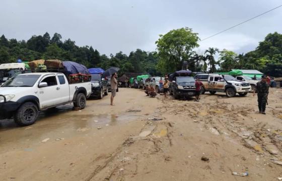 ဒေသတွင်း သယ်ယူပို့ဆောင်နေသည့် ကုန်တင်မော်တော်ယာဉ်အချို့ / Social Media