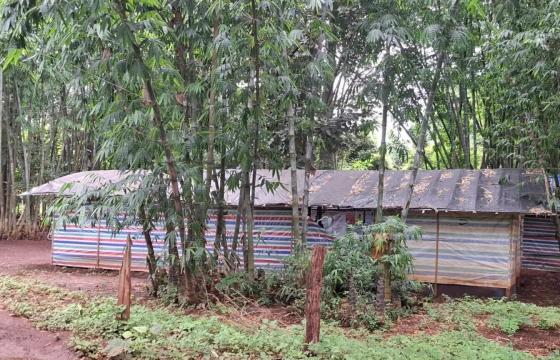 ဓါတ်ပုံ – (ဒီးမော့ဆိုမြို့နယ် အရှေ့ပိုင်းရှိ စစ်ဘေးရှောင် စာသင်ကျောင်းတစ်ကျောင်းကို တွေ့ရစဉ်။)