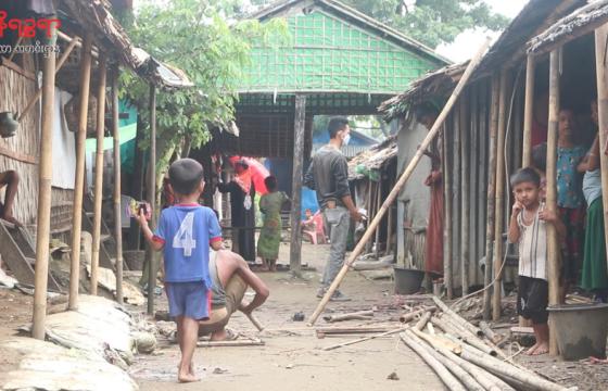 စစ်တွေမြို့ပေါ်ရှိ စစ်ဘေးရှောင် ဒုက္ခသည်စခန်းတစ်ခုမှ စစ်ဘေးရှောင် ပြည်သူအချို့။ / Narinjara