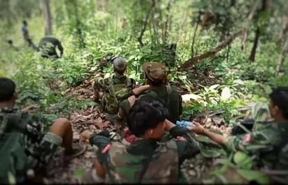 ရှေ့တန်းတစ်နေရာတွင် မြင်တွေ့ရသည့် KIA နှင့် PDF ပူးပေါင်းတပ်များ