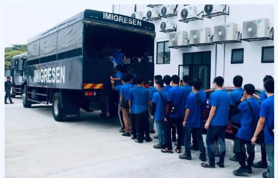 မလေးရှားနိုင်ငံ၌ တရားမဝင် ရွှေ့ပြောင်းလုပ်သားများကို အာဏာပိုင်များက စစ်ဆေးဖမ်းဆီးထားစဉ်။