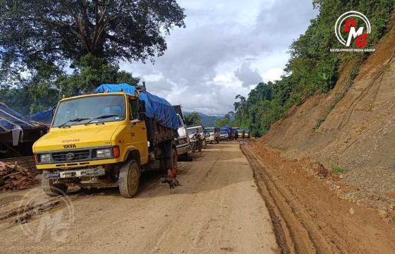 အိန္ဒိယ-ရခိုင် ကုန်သွယ်ရေးလမ်းကြောင်းပေါ်ရှိ ကုန်တင်ယာဉ်အချို့။ / Credit: DMG