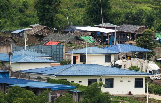 မြဝတီမြို့နယ်အတွင်း မြင်တွေ့ရသည့် အွန်လိုင်းငွေလိမ် (ကျားဖြန့်) လုပ်ငန်းအချို့။ / Credit: Naphat Kongchan