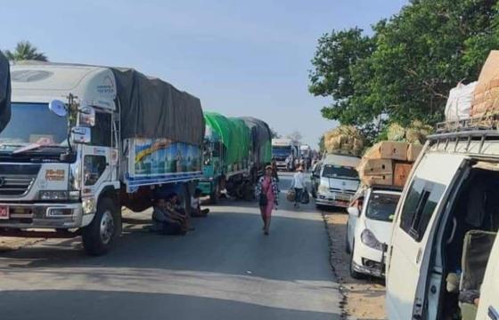မန္တလေး-မြစ်ကြီးနား လမ်းပိုင်း တစ်နေရာ၌ တွေ့ရသည့် မော်တော်ယာဉ်များ / Crd