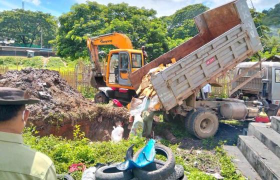 ထိုင်းနိုင်ငံမှ တာချီလိတ်သို့ တင်သွင်းလာသည့် ကုန်ပစ္စည်းများကို စစ်တပ်က ဖမ်းဆီးသိမ်းဆည်း၍ မြေမြှုပ်ဖျက်ဆီးနေစဉ်။ / Crd