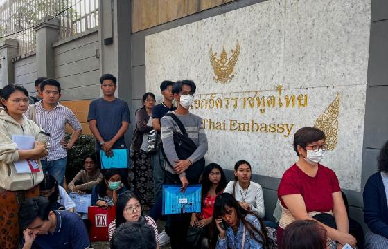 ရန်ကုန်ရှိ ထိုင်းသံရုံးရှေ့တွင် ဗီဇာလျှောက်ရန် စောင့်ဆိုင်းနေကြသူများ။ ဓာတ်ပုံ - AFP