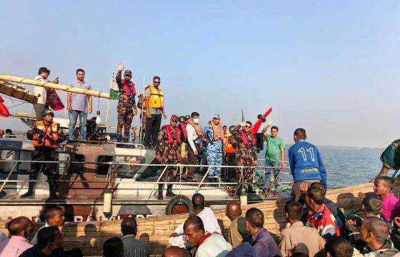 ဘင်္ဂလားဒေ့ရှ် ရေလုပ်သား ၇၀ ကျော်ကို AA ကလွှဲပြောင်းပေးသည့် မြင်ကွင်း။ ဓာတ်ပုံ - APM