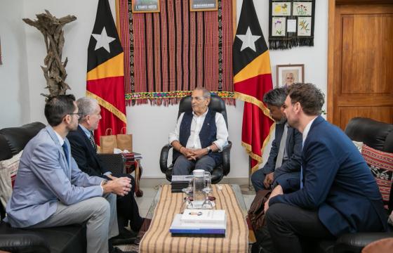 CHRO ဦးဆောင်သော ကိုယ်စားလှယ်အဖွဲ့ နှင့် တီမောသမ္မတတို့ တွေ့ဆုံပုံ။