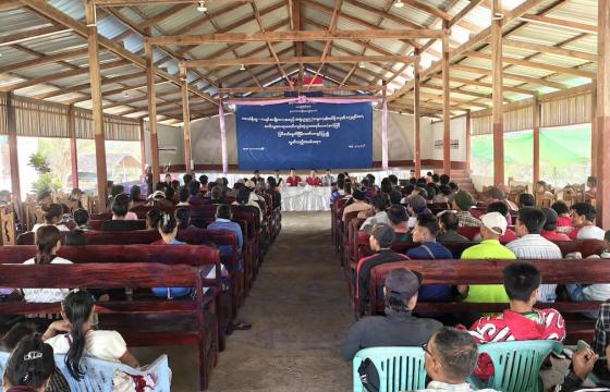 ပြီးခဲ့သည့် ဖေဖော်ဝါရီ ၁၁ ရက်၊ ကရင်အမျိုးသားနေ့ အထိမ်းအမှတ်အဖြစ် ဒူးပလာယာခရိုင်၊ တပ်မဟာ (၆) နယ်မြေ အကျဉ်းထောင်တွင် ထိန်းသိမ်းထားသည့် အကျဉ်းသူ၊ အကျဉ်းသား ၁၀၄ ဦးအား လွတ်ငြိမ်းချမ်းသာခွင့် ပေးသည့် အခမ်းအနား (Photo: KNU)