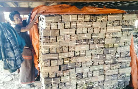 CJ (မရောင်းထွက်သေးသည့် ကြံသကာများကို တောင်သူတစ်ဦးနှင့်အတူတွေ့ရစဥ်)