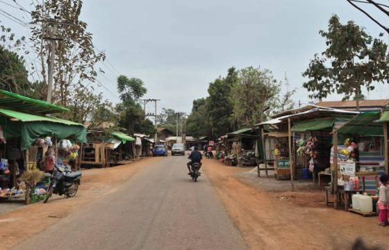 ဒီးမော့ဆိုအနောက်ခြမ်းက အခြေခံစားသောက်ကုန်တွေ ရောင်းချတဲ့ ဈေးတန်းကို တွေ့ရစဉ်