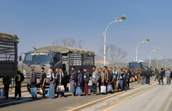 68 Karenni prisoners who escaped from Mae Sae Prison were handed over to Myanmar by the Thai military on January 26 at the Myawaddy-Mae Sot Friendship Bridge No. (2). 