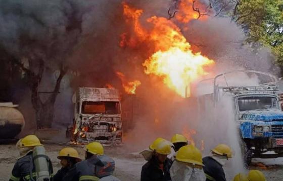 မြစ်ကြီးနားမြို့ရှိ ဆီခြံမီးလောင်မှုကို ငြိမ်းသတ်နေကြစဉ်/ Credit 