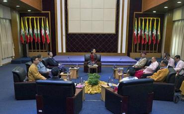 Myanmar’s State Counselor Aung San Suu Kyi (C) holds talks with leaders from the United Nationalities Federal Council at the National Reconciliation and Peace Center in Yangon, July 17, 2016. (Photo: RFA)
