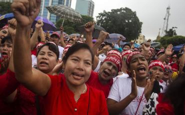 Thousands gather in downtown Yangon on Wednesday morning to show their support for the Charter Amendment Committee’s report. / Aung Kyaw Htet / The Irrawaddy