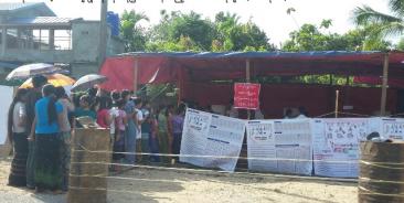 ၂၀၁၅‌ရွေးကောက်ပွဲတွင်ကရင်ပြည်နယ် ဖားအံမြို့နယ် တောင်ကလေးရွာရှိ တပ်သီးသန့်မဲရုံ၌  တပ်မိသားစုများမဲပေးနေစဉ်