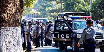 ဓါတ်ပုံ - သံတွဲမြို့တွင် ဖေဖေါ်ဝါရီ ၁၆ ရက်က လုံခြုံရေးယူရန် လုပ်ဆောင်နေသည့် ရဲတပ်ဖွဲ့ဝင်များကို တွေ့မြင်ရစဉ်