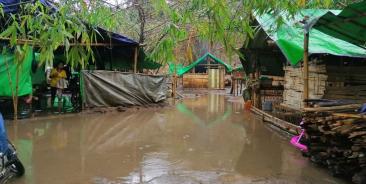 မိုးတွင်းရေဝပ်နေသော ဘွမ်ရာယန်စစ်ရှောင်စခန်း