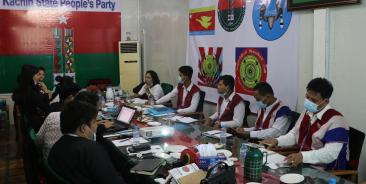 ဇူလိုင် ၂၉ ရက်နှင့် ၃၀ ရက်ကကျင်းပသည့်  ရွေးကောက်ပွဲ အောင်နိုင်ရေး မဟာဗျူဟာရေးဆွဲသည့် အစည်းအဝေးကို တက်ရောက်လာသည့်  ပြည်နယ်အခြေစိုက် တိုင်းရင်းသားပါတီများမှ လူငယ်များကိုတွေ့ရစဉ်