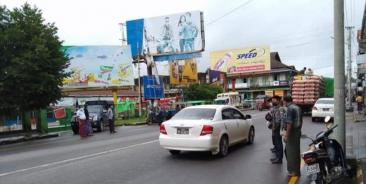 သထုံမြို့မှာ စစ်ကောင်စီ တပ်ဖွဲ့ဝင်တွေ စစ်ဆေးနေစဥ်